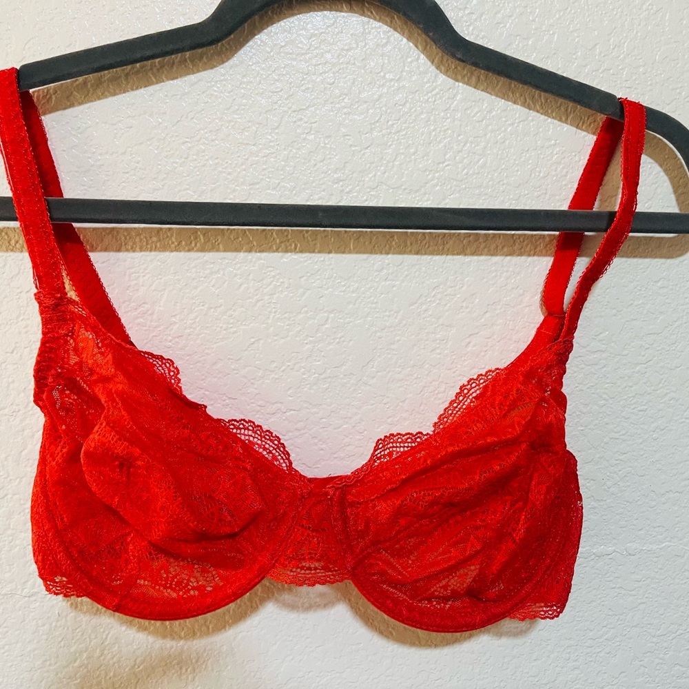 Simone Perele Vibrant Red Lace Bra FIRM. SEE CLOSET FOR MORE.